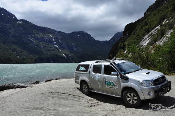 A Fiona nos leva até um pequena praia em um lago no Valle Los Exploradores, perto da Carretera Austral, região de Puerto Rio Tranquilo, no sul do Chile